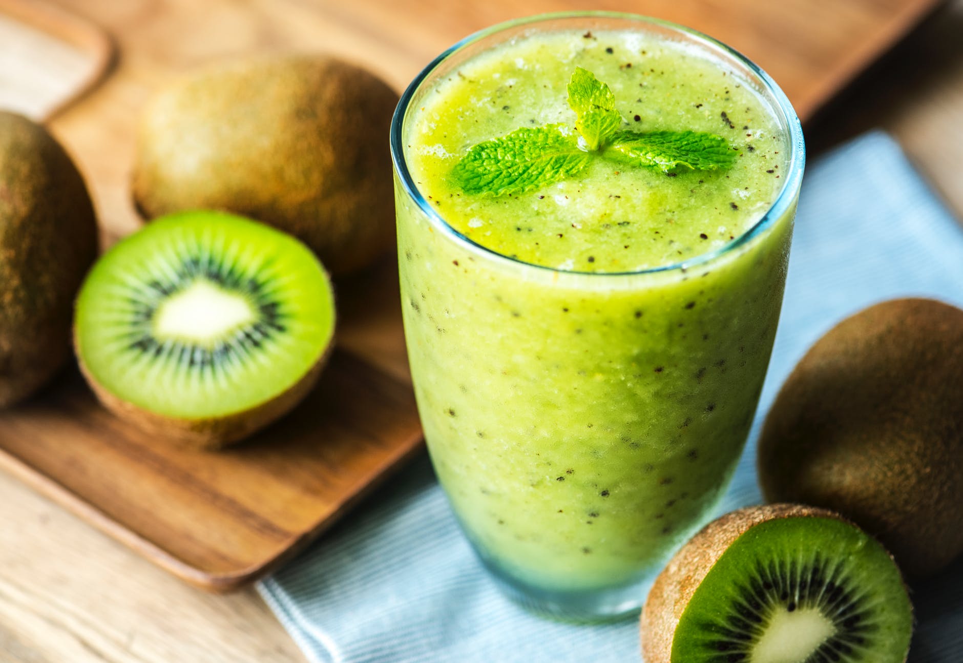 TOP 10 Länder: Export von Kiwis
<p></p>
<p>Die Neuseeländer, die auch liebevoll Kiwis genannt werden, machen ihrem Namen alle Ehre und sind tatsächlich die mit weitem Abstand bedeutendsten Exporteure von Kiwis auf dem Weltmarkt. Ihr 51,3%iger Anteil am 2,6 Milliarden Euro schweren Weltexportmarkt lässt dabei alle Länder weit hinter sich. </p>
Namensgeber der Kiwi
<p>Neuseeländer werden nicht etwa aufgrund der Frucht als Kiwis bezeichnet, sondern Namensgeber ist der gleichlautender Kiwi-Vogel. Eigentlich kommt die Kiwifrucht ursprünglich aus China, ihren Namen jedoch verdankt sie den Neuseeländern oder genauer dieser Vogelart. </p>
<p>Anfang des 20. Jahrhunderts
