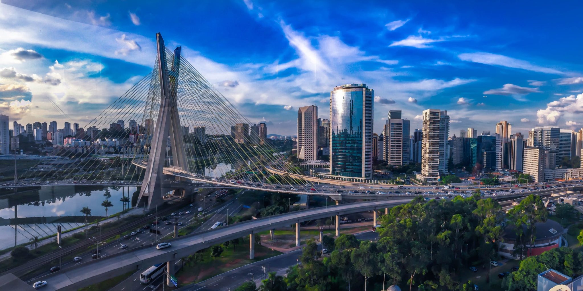 TOP 10 Unternehmen Brasiliens nach Umsatz
<p>Petrobras ist das eindeutig größte Unternehmen Brasiliens nach Umsatz. Es folgen die zwei privaten Großbanken Banco Bradesco sowie die Itaú Unibanco. Insgesamt befinden sich jeweils drei Rohstoffunternehmen sowie drei Banken innerhalb der größten zehn Unternehmen Brasiliens. </p>
Petrobras
<p>Der staatliche Mineralölkonzern Petrobras ist das größte Unternehmen Brasiliens sowohl nach Umsatzhöhe als auch gemessen am Unternehmenswert. Petrobas fördert Erdöl, betreibt eigene Raffinerien sowie ein eigenes Tankstellennetz in Südamerika. Das Unternehmen förderte 2019 durchschnittlich 2,8 Millionen Fässer pro Tag. </p>
Vale
<p>Das