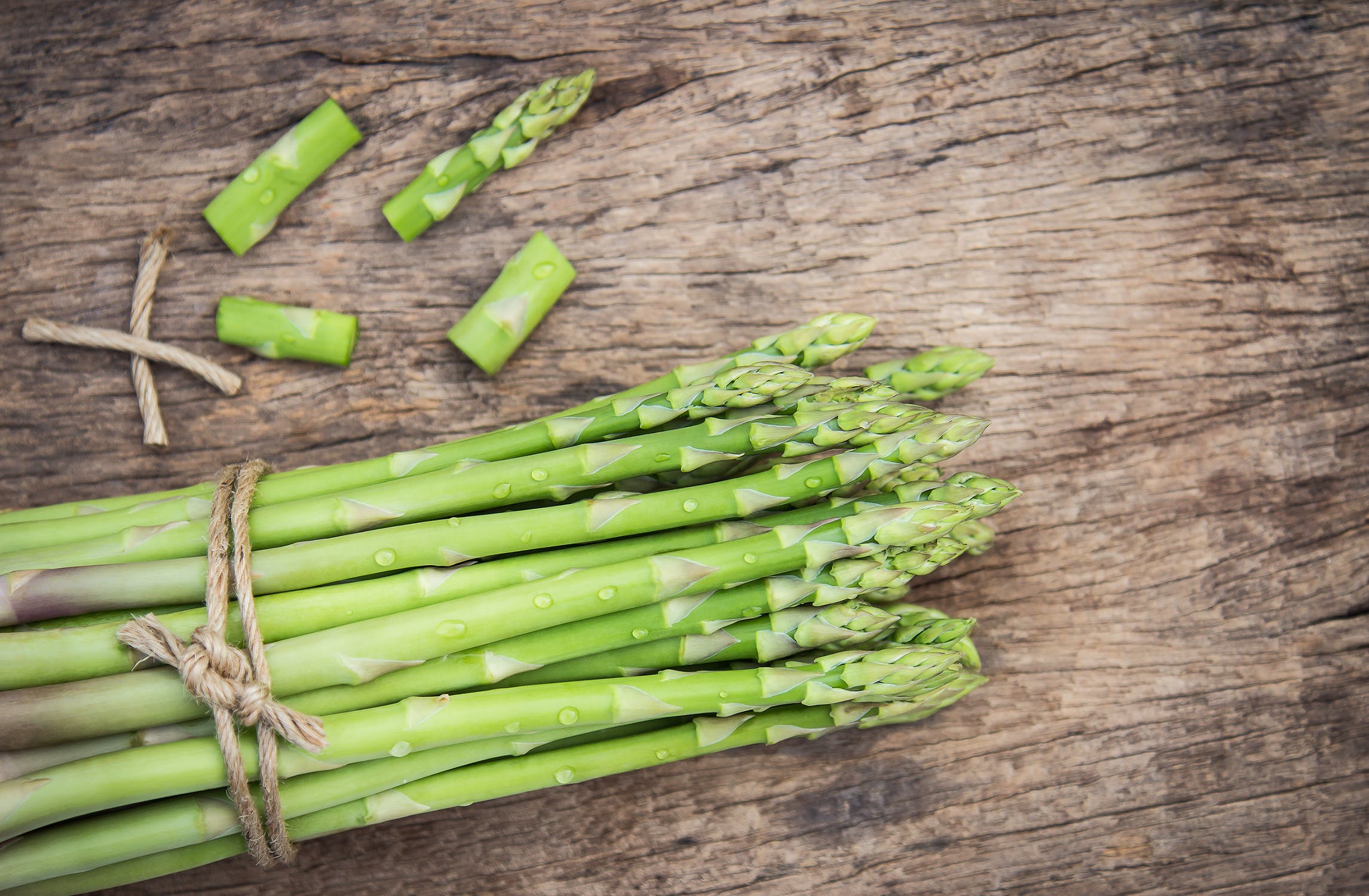 TOP 10 Länder: Export von Spargel
<p>Mexiko war 2019 der größte Exporteur von Spargeln, produziert und konsumiert wird er jedoch in bei weitem größter Menge in China. Spanien und die Niederlande folgen hierbei beim Export auf den Rängen zwei und drei. Die weltweiten Exporte beliefen sich hierbei 2019 auf rund 13,1 Milliarden Euro. </p>
Spargelsaison in Deutschland
<p>Deutschland ist eines der Länder zusammen mit Peru und China, wo im Schnitt die größte Menge an Spargel pro Kopf gegessen wird. In Deutschland beginnt die Spargelsaison Anfang April und endet gemeinhin mit der dritte Woche im Juni. In dieser Zeit werden enorme Mengen vor allem weißer Spargel konsumiert.