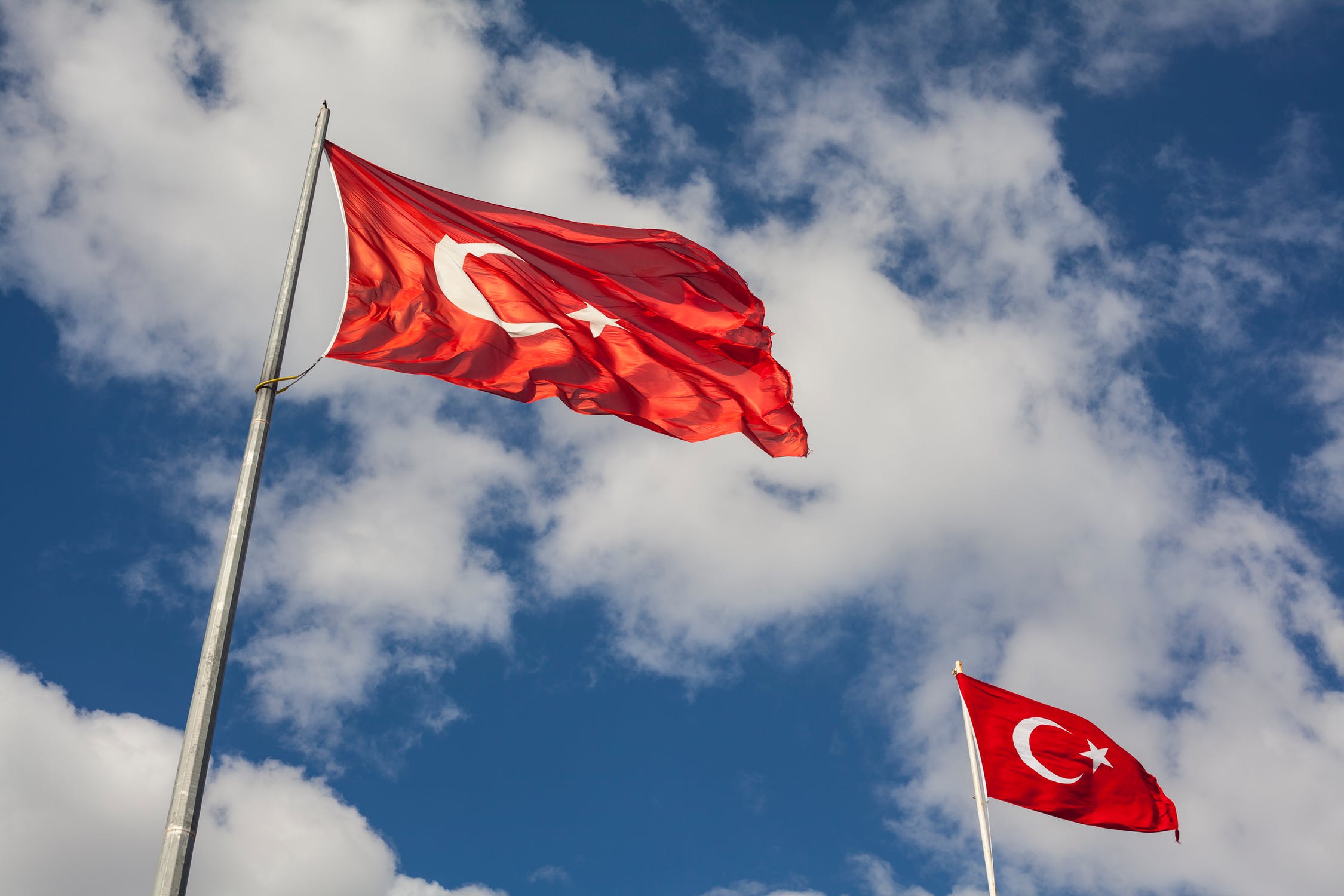 
<p>Bekleidungs- und Textilartikel sind der neue heimliche Exportschlager der Türkei. Noch vor Fahrzeugen (10,5%) und Maschinen (8,9%) waren diese 2022 wie auch im Vorjahr erneut die wertmäßig am meisten exportierte Güter- und Warengruppe mit einem Anteil von 10,8% an den landesweiten Exporten. Aber auch Stahl sowie Elektrotechnik sind für die türkische Exportwirtschaft von großer Bedeutung. Insgesamt wird deutlich, dass die Wirtschaft der Türkei deutlich breiter aufgestellt ist als die meisten anderen Länder der Region und, dass wenig Abhängigkeiten im Rohstoffbereich bestehen. Die gesamten Exporte der Türkei des Jahres 2022 beliefen