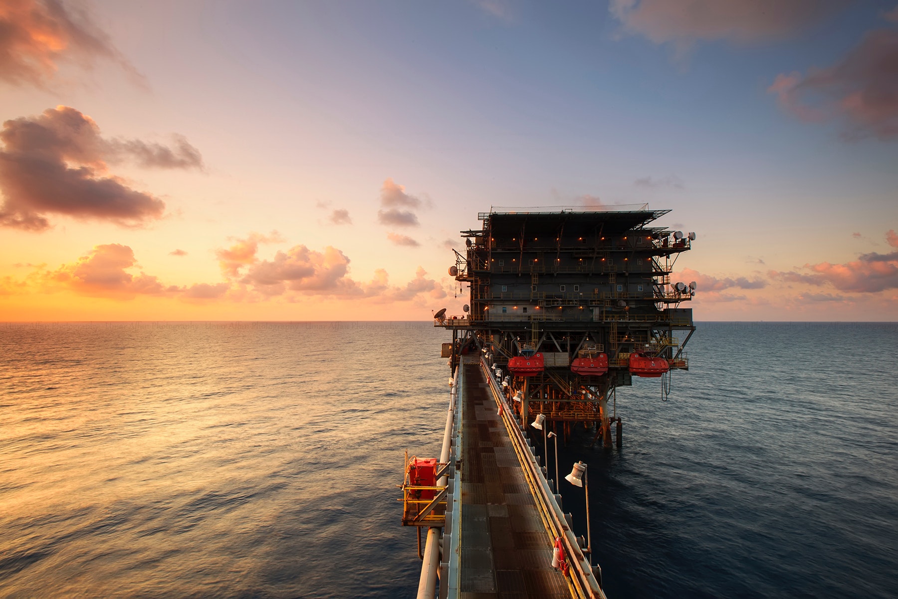 
<p>Das mit Blick auf den Umsatz größte Mineralölunternehmen der Welt 2021 ist historisch erstmalig ein arabisches Unternehmen: Saudi Aramco aus Saudi-Arabien. Es folgen die chinesischen Ölriesen Sinopec sowie China National Petroleum als die weltweite Nummer zwei und drei im Öl- und Gasgeschäft. Innerhalb der größten zehn Ölkonzernen befinden sich inzwischen am häufigsten Unternehmen aus China, den USA, Großbritannien und Russland wieder. </p>
Sinopec
<p>Das erst im Jahr 2000 gegründete Sinopec, ist der erneut weltweit zweitgrößte Öl- und Gaskonzern und im mehrheitlichem Besitz des chinesischen Staates. Er kommt auf einen Gesamtumsatz