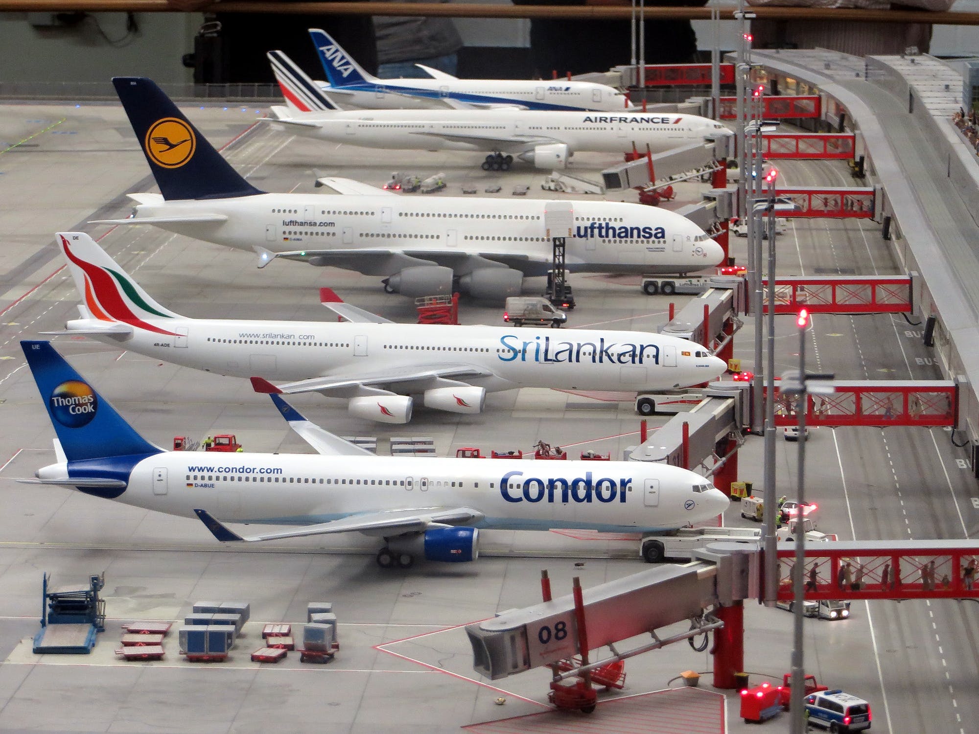 Die größten Fluggesellschaften nach Umsatz
<p>Die umsatzstärksten und die wertvollsten internationalen Fluggesellschaften stammen mehrheitlich aus den USA. American Airlines führt dabei die weltweite Rangliste an, gefolgt von Delta Air Lines sowie dem europäischen Marktführer, der Deutschen Lufthansa. Gemessen an den Passagierzahlen liegt allerdings Ryan Air in Europa vorne. Anders sieht es mit Blick auf die erzielten Verkaufserlöse aus: hier führt die Deutsche Lufthansa klar vor allen anderen europäischen Mitstreitern. </p>
Delta Air Lines
<p>Die US-amerikanische Delta Air Lines ist die zweitgrößte internationale Fluggesellschaft nach Gesamtumsatz 2019 und hat insgesamt