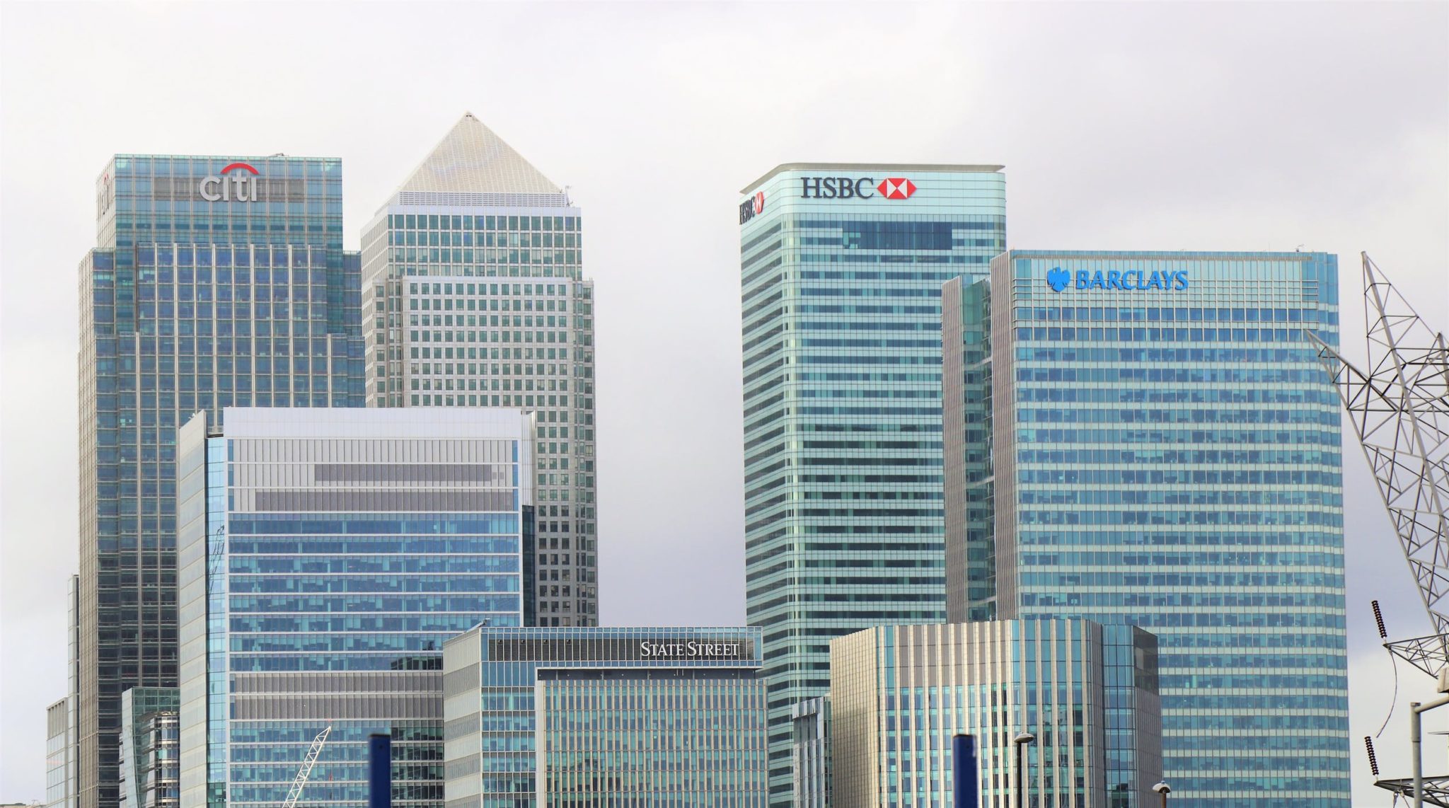 
<p>Banken aus China und den USA sind die international nach Umsatz bei weitem größten Geldinstitute. Innerhalb der weltweiten Top 10 Banken stammen fünf aus den USA und vier aus China. So ist die größte Bank der Welt 2022 die chinesische ICBC, gefolgt von der China Construction Bank sowie der Agricultural Bank of China auf Platz drei. Somit stammen die vordersten drei Banken gemessen an den Umsatzerlösen inzwischen aus China. </p>
Commercial Bank of China (ICBC)
<p>Die 1994 gegründete Commercial Bank of China (ICBC) gilt als die weltweit größte Bank sowohl gemessen am Umsatz, an der Einlagenhöhe (4,0 Billionen US-Dollar) sowie nach