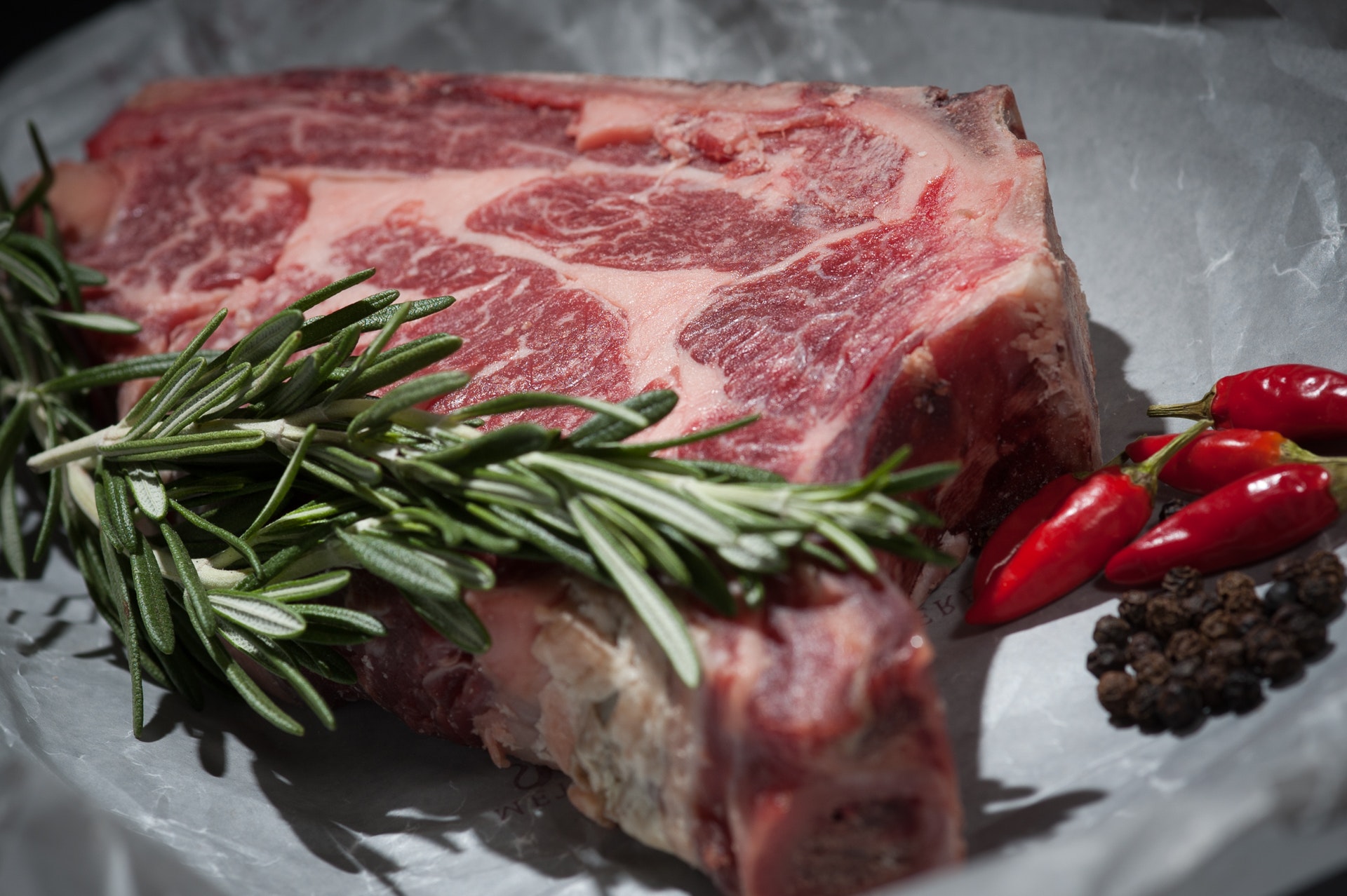 
<p>Beim Export vom Fleisch aller Art lag Brasilien im Jahr 2022 international knapp vor den USA vorne. Australien und die Niederlande sind die nächst wichtigsten Exportländer von Fleisch insgesamt. Hierbei erzielten brasilianische Fleischexporte einen wertmäßigen Anteil von 14,7% am weltweiten Exportaufkommen. Die weltweiten Gesamtexporte beliefen sich 2022 auf rund 155,4 Milliarden Euro. </p>
Der internationale Fleischmarkt
<p>Die USA ist als führende Exportregion für Fleisch als Ganzes insbesondere spezialisiert auf  sowie , wo es weltweit jeweils für den größten Export verantwortlich ist. Brasilien, als Zweitplatzierter, dagegen