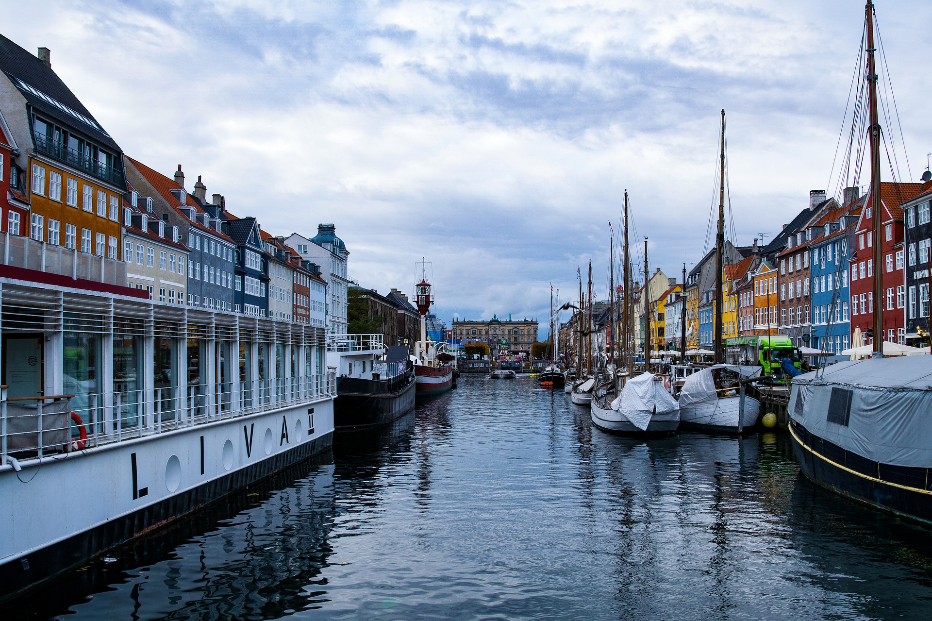 Made in Denmark – die meist exportierten Güter Dänemarks
<p>Das hinter Norwegen wohlhabendste skandinavische Land fußt seinen generellen Wohlstand überwiegend auf seine gut funktionierenden staatlichen Institutionen und dem ausgezeichneten Bildungsgrad seiner Bevölkerung. Die zwei wichtigsten Exportprodukte für das nordische Land bestanden 2020 aus pharmazeutischen Produkte sowie Maschinen. Die Gesamtexporte beliefen sich dabei auf insgesamt 93,94 Milliarden Euro (2020), wobei Deutschland (12,6%) gefolgt von Schweden (8,7%) und die Niederlande (5,8%) die wichtigen Zielländer dänischer Exporte waren. </p>
Die wichtigsten dänischen Einzelexportgüter
<p>Medikamente zu therapeutischen Zwecken