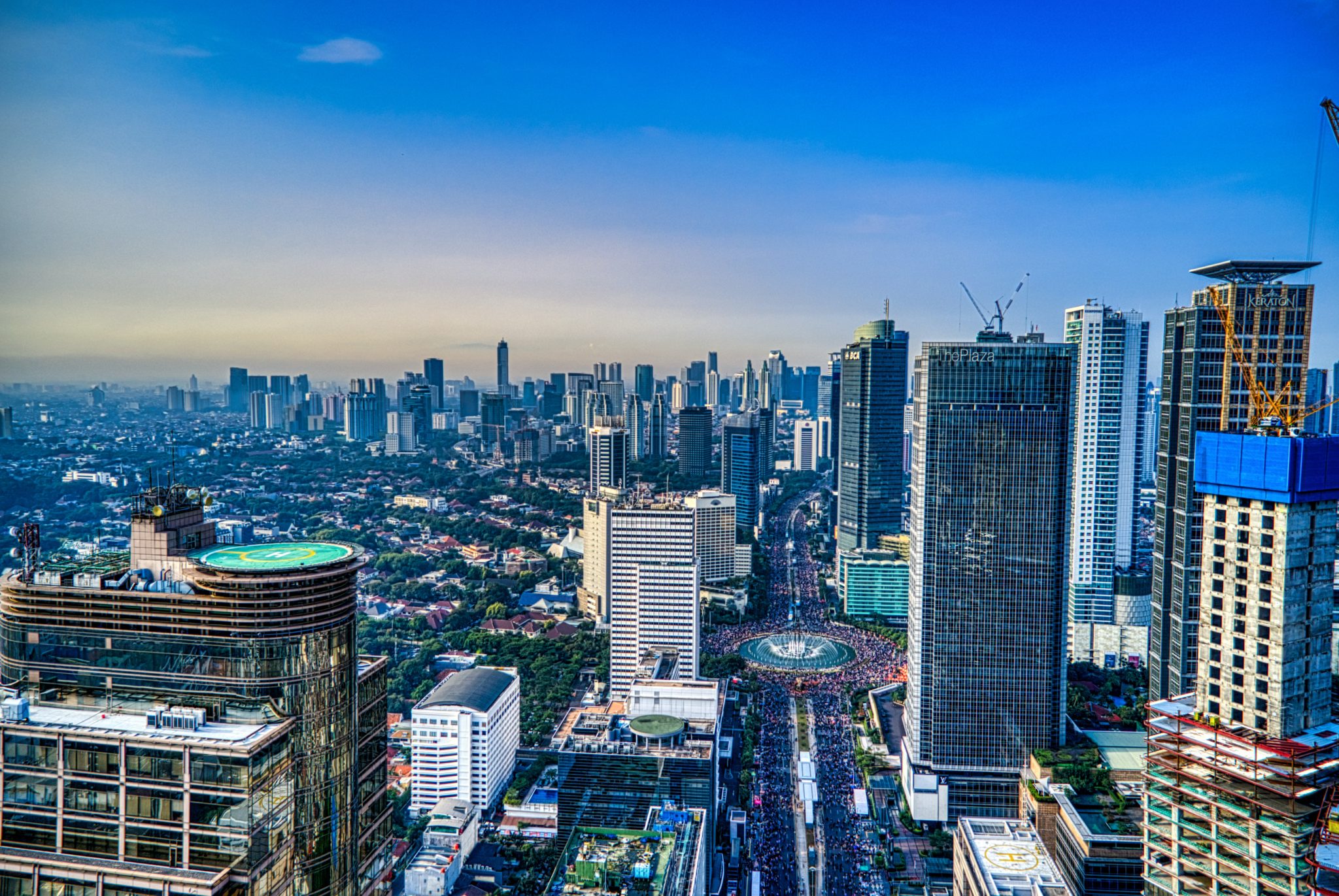 
<p>Für die größte Volkswirtschaft Südostasiens, Indonesien, ist Steinkohle mit einem Exportanteil von rund 18,7% aller wertmäßigen Exporte des Landes wichtigstes Exportprodukt gefolgt von Tier- und Pflanzenfetten mit 12,1%, wobei Palmöl dessen Hauptbestandteil darstellt. Neben einer wachsenden Industrie ersichtlich in der Ausfuhr von Eisen und Stahl, bei Elektrogeräten, Fahrzeugen sowie im Textilbereich ist Indonesien noch immer von seinem Agrar- sowie Rohstoffsektor geprägt. Die landesweiten Gesamtexporte beliefen sich zusammen auf insgesamt 278,95 Milliarden Euro (2022), was gegenüber dem Corona geprägten Vorjahr (195,76 Mrd. €) eine